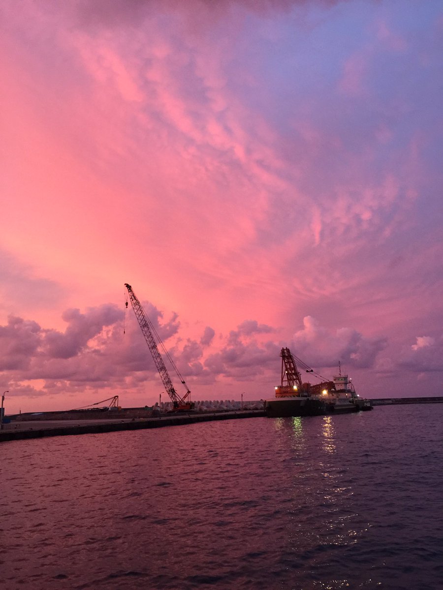 八丈島のモービルレンタカーです V Twitter 今日の夕方の海も異常無かったなぁ 釣り担当はボーズ 僕はショゴばっかり３匹で終了 綺麗な空を写真に これからの時期の夕方はどんな天気でも見れば癒されるよ 海とセットがイイね 八丈島 夕方 夕陽 海 空 釣り