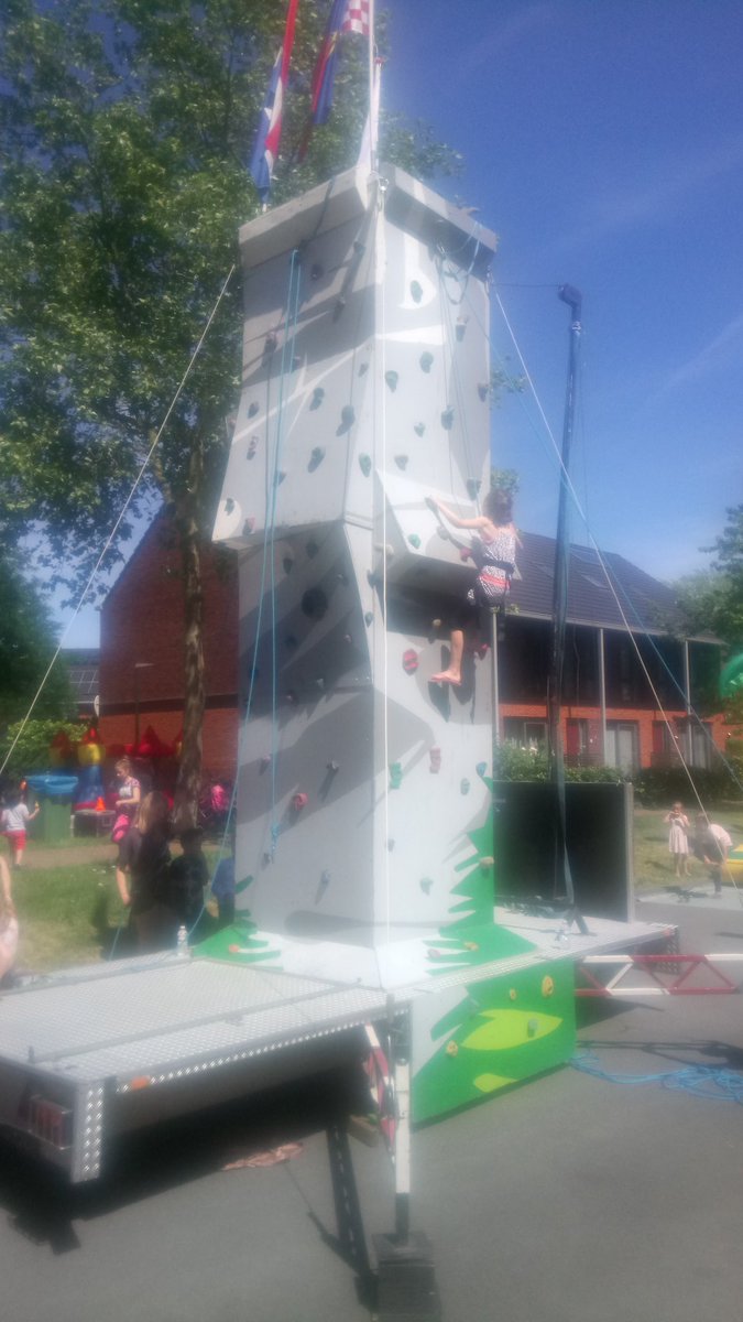 Drukke boel en stoere klimmers bij <a href="/buitenspeeldag/">Buitenspeeldag</a> mede dankzij @jantjebetonline, de lokale middenstand en <a href="/RenkumvElkaar/">Renkum Voor Elkaar</a> #buitenspelen