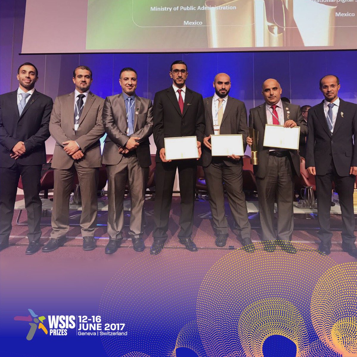 جانب من وفد دولة الامارات على منصة التتويج بمنتدى القمة العالمية لمجتمع المعلومات 2017 بجنيف  #wsis #uae