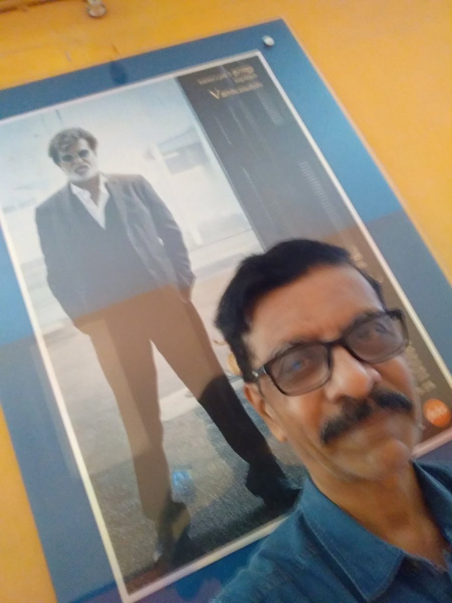 rgvenkateshgnfi's tweet photo. @ikamalhaasan #kamalhassan ji & @superstarrajini sir at Prasad Lab Preview Theater laung @diamondbabu4 @RIAZtheboss https://t.co/QhGkv6TyX6