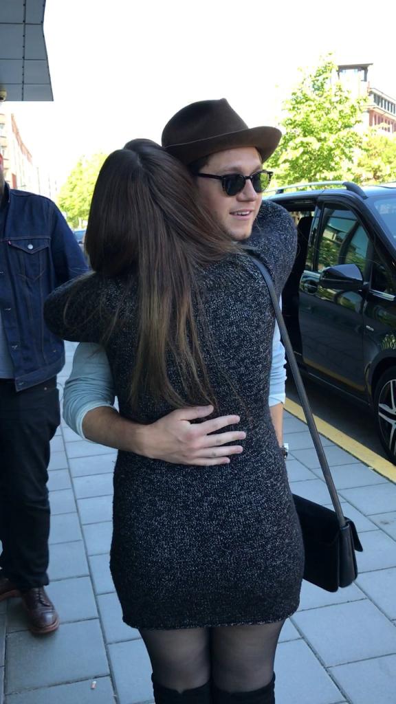 lwtxsrobbers's tweet photo. Es tan bonito ver como Niall se toma un tiempo para abrazar y hacerse fotos con las fans, tiene un corazón de oro este angelito https://t.co/k1L0bLxP3b
