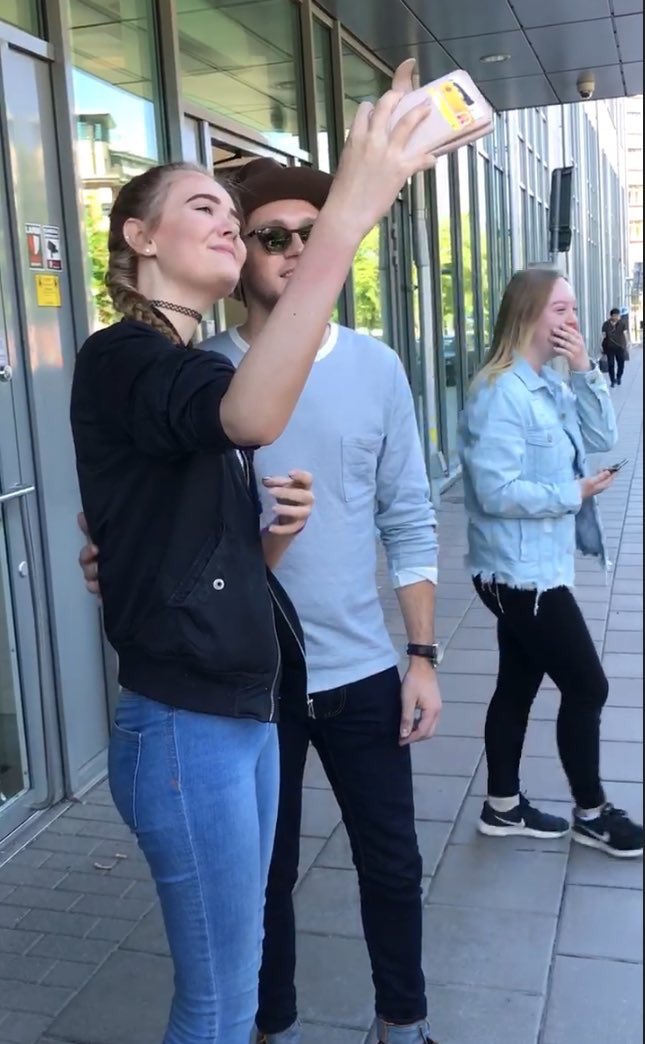 lwtxsrobbers's tweet photo. Es tan bonito ver como Niall se toma un tiempo para abrazar y hacerse fotos con las fans, tiene un corazón de oro este angelito https://t.co/k1L0bLxP3b