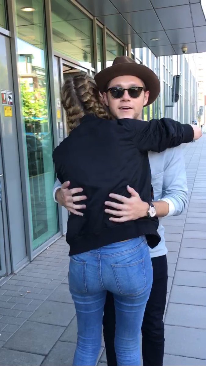 lwtxsrobbers's tweet photo. Es tan bonito ver como Niall se toma un tiempo para abrazar y hacerse fotos con las fans, tiene un corazón de oro este angelito https://t.co/k1L0bLxP3b