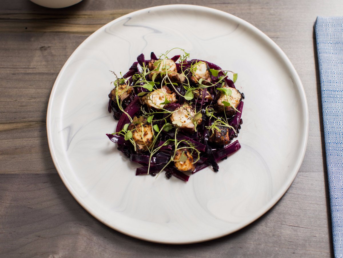 In this week's review, <a href="/christinalizzo/">Christina Izzo</a> says dishes at the all-pescatarian Gloria are "more bait than bounty" ow.ly/9TzA30cAgNy