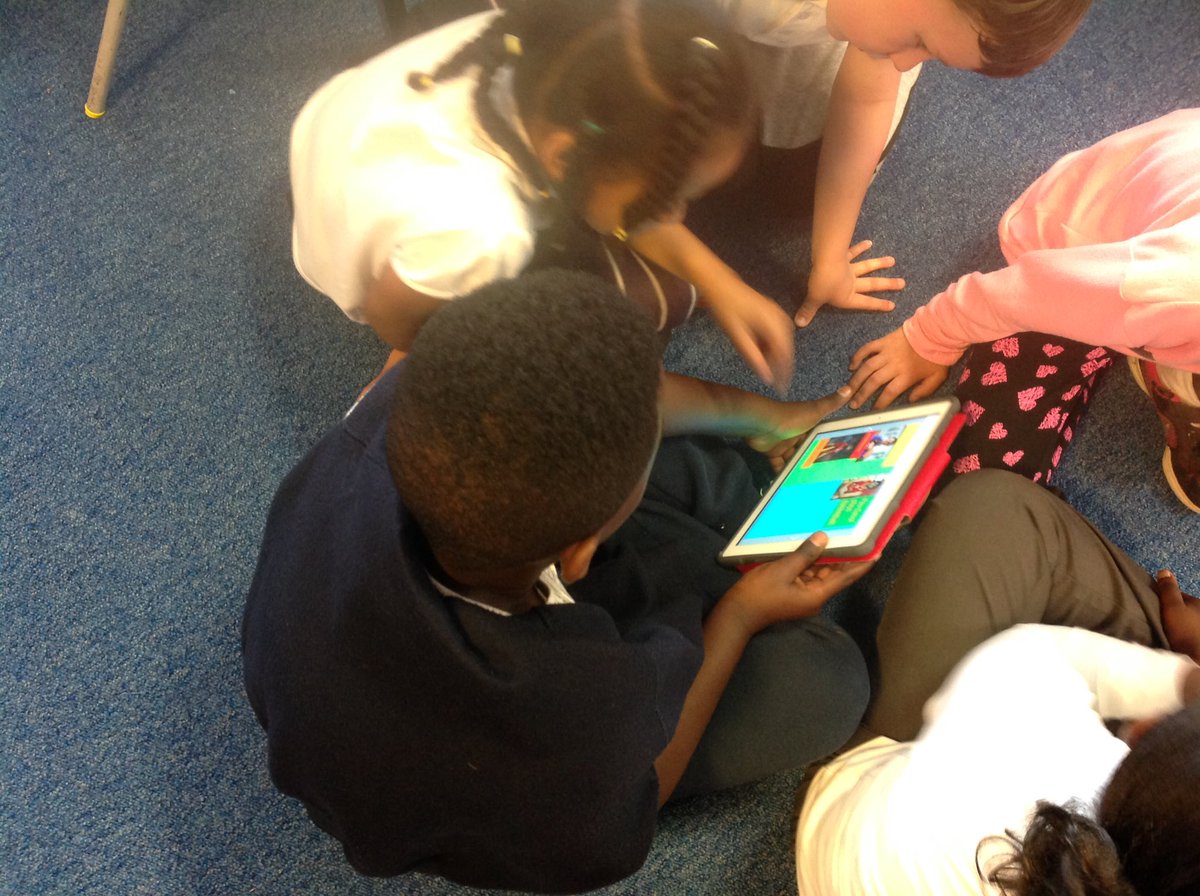 MissSCanalView's tweet photo. Sharing our information ebooks about Spain with our P3 buddies 🇪🇸. #peerlearning https://t.co/hfPG2hiG6p