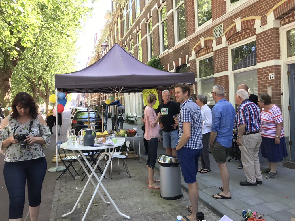 JvdHoogenband's tweet photo. De boomspiegels worden beplant door bewoners op de #Suezkade tegen de hondenpoep! Haagse #opruimestafette #Segbroek https://t.co/chcsZR6Mec