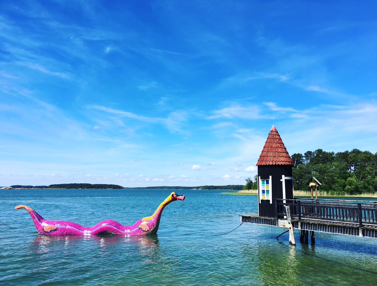 Drontti Edvard on palannut paikalleen ja odottaa innokkaana että tulisit tervehtimään häntä Muumimaailmaan.
#moominworld #moomin #finland