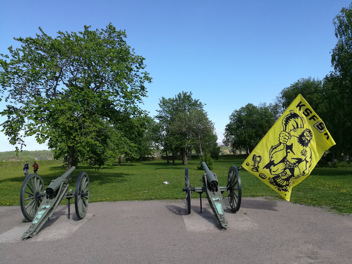 saipalindromi's tweet photo. Holy Deja Vu, Batman! @PSavilahti &amp; @SLofquist in street gear helping with the #KSFSK flag! Thx guys! #SaiPaSatamassa #SaiPaNation https://t.co/1xuxuAojQq