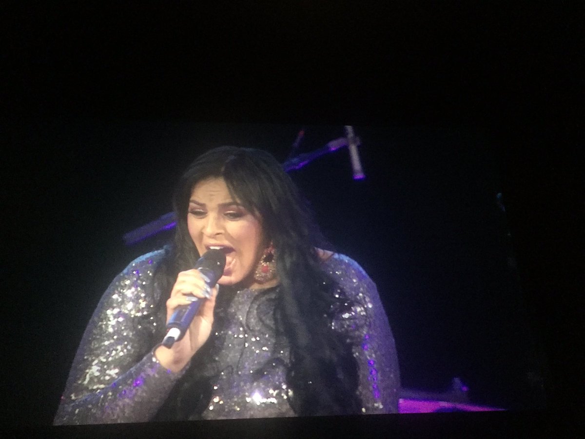 ConditionThis's tweet photo. @meeshjohn Forgot to post these. Saw you perform at the #WhitneyLIVE thing on Sunday. I'm Every Woman was fab! #whitneyfilm #Whitneyhouston https://t.co/v66hcW5ygi
