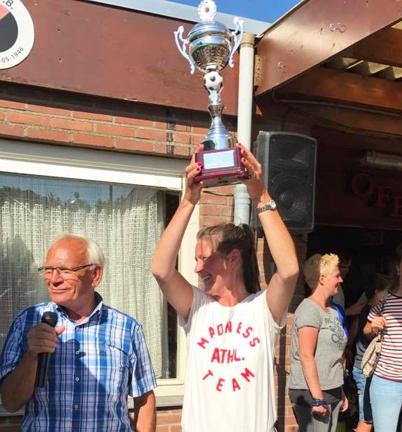 HofstedeBV's tweet photo. Op 10 juni 2017 nam ons sportieve Hofstede-team deel aan het Oeltgentoernooi bij @VVOFB. We namen de beker mee naar huis! #voetbal #kampioen https://t.co/WNk07jTmug
