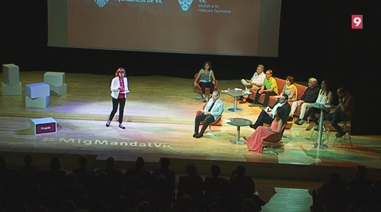 divik_net's tweet photo. Ahir vam fer l'#speakering de l'acte #MigMandatVic Suma d'esforços amb l'equip de comunicació de @aj_vic https://t.co/ccelNzZd84 https://t.co/sqkb0V6DV0