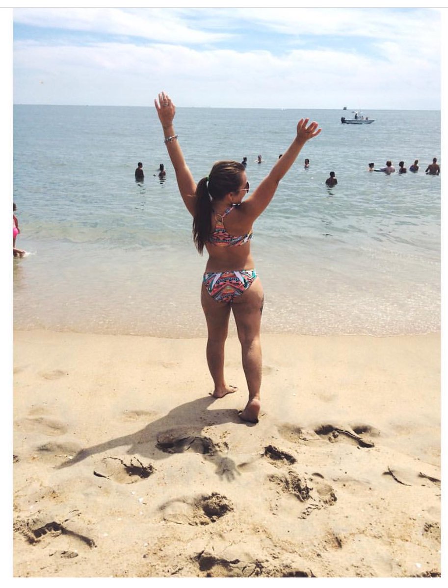 littleelex's tweet photo. Can someone take me to the beach and drop me off I won't need a ride back I'm staying forever 🌞🌞🌞🌞🌞 https://t.co/7mt953M1Ay