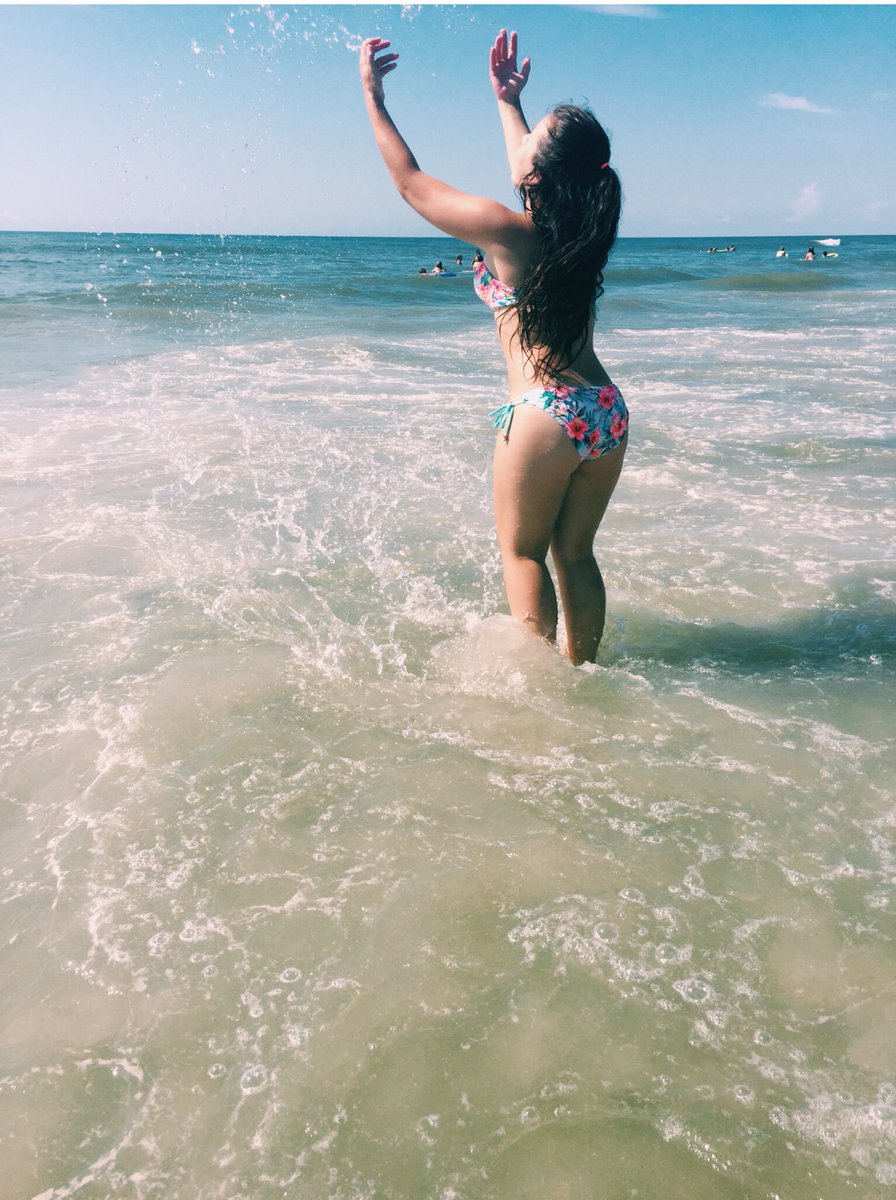 littleelex's tweet photo. Can someone take me to the beach and drop me off I won't need a ride back I'm staying forever 🌞🌞🌞🌞🌞 https://t.co/7mt953M1Ay