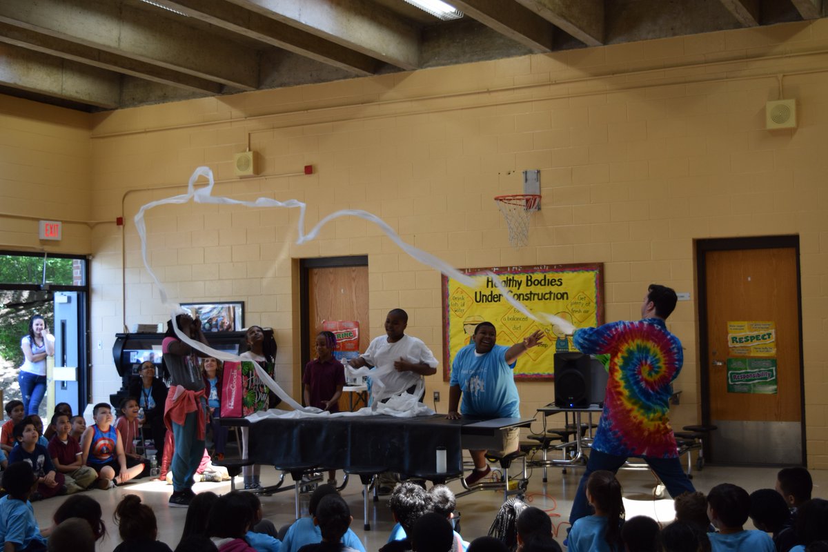 QuinnipiacStem's tweet photo. Thank you to #ScienceTellers for coming to keep our students engaged with great stories and science! #IntegrationRocks #FunSchoolAssemblies https://t.co/6fclP11Suz