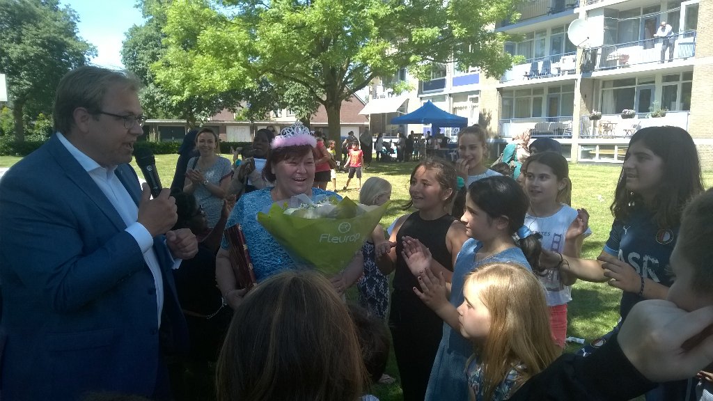 Antoinnette Bletterman door wethouder Mark Sandmann in het zonnetje gezet Zij organiseert al 20 j de <a href="/buitenspeeldag/">Buitenspeeldag</a>