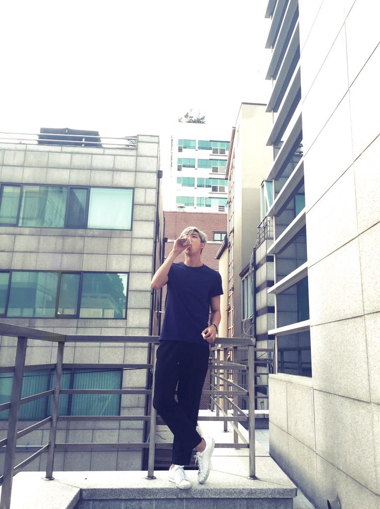 sun_com7's tweet photo. #namjoon Такой прекрасный ❤️✨
#Together4BTS
#ARMYSelcaDay
#4YearswithBTS
#방탄소년단
#BTS #ARMY #RM https://t.co/kmyv4PqwIt