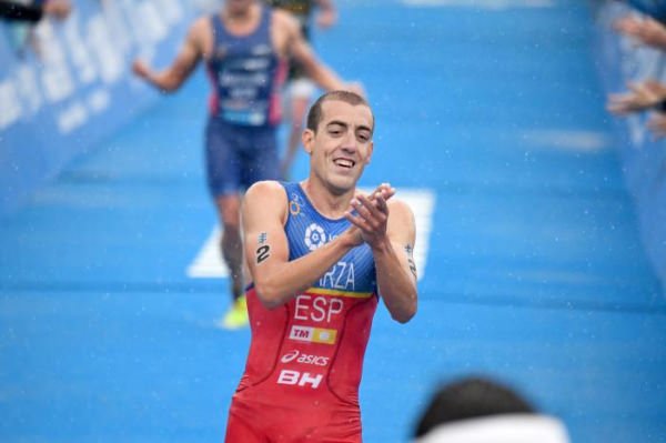 Gana el mono oficial del líder del mundial <a href="/Fernando_Alarza/">Fernando Alarza</a> <a href="/worldtriathlon/">World Triathlon</a>
Síguenos, haz RT y etiqueta a un par de amigos/as ¡y participa!