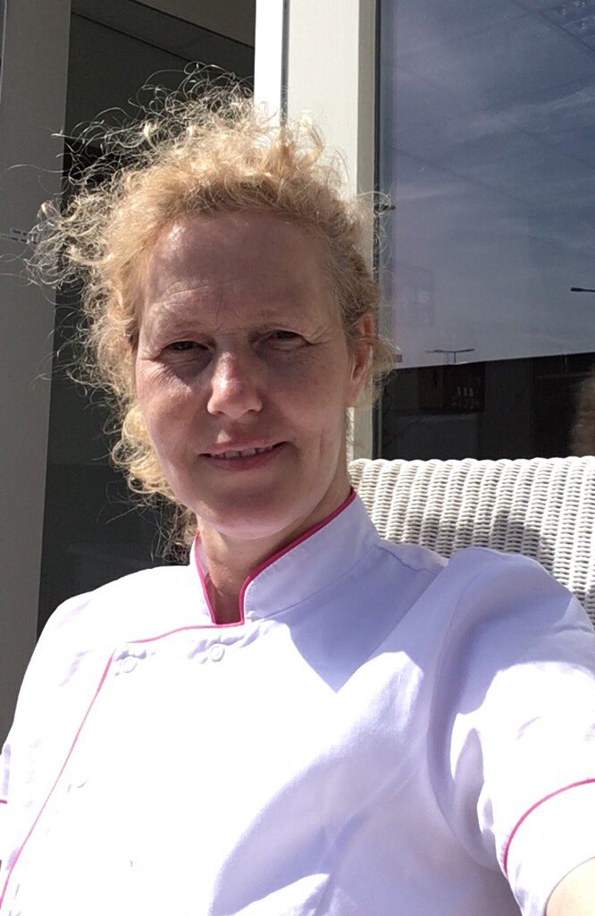 PedicureP's tweet photo. #pauze #genieten #zon #tijdenswerktijd #heerlijk #lovemyjob #denhelder https://t.co/Lfs8XNao6w