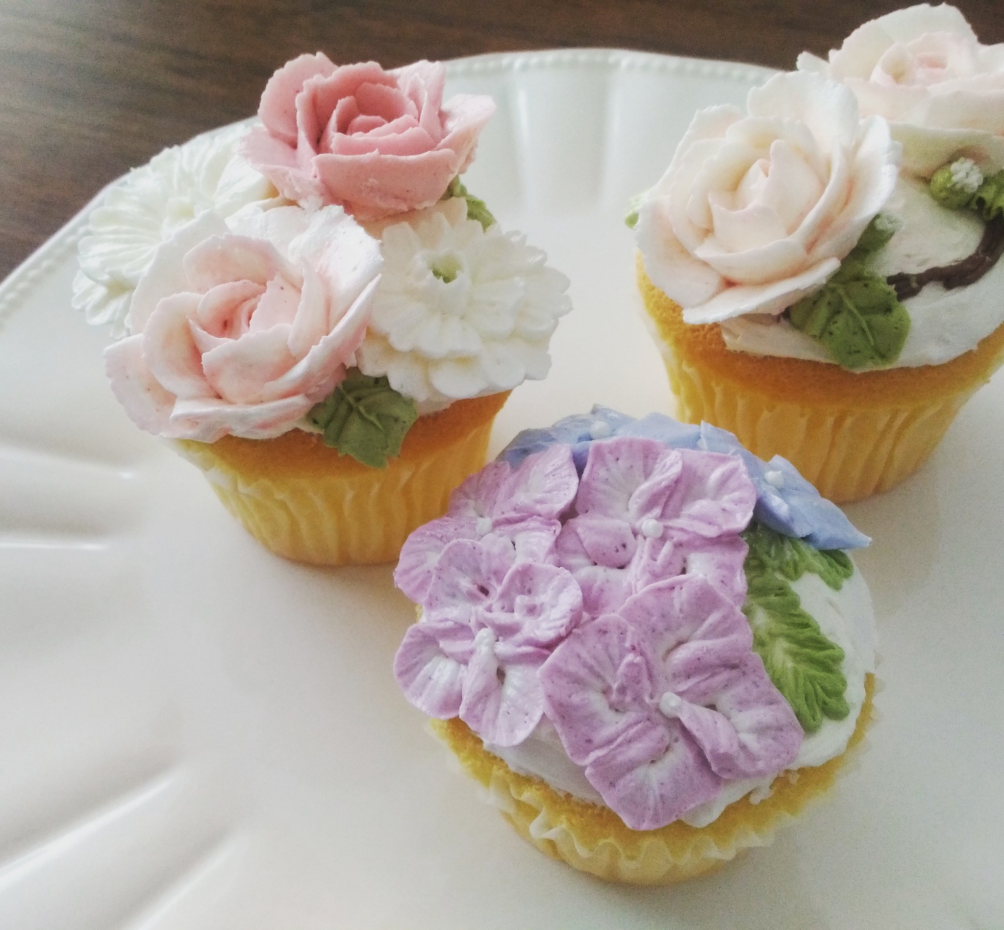 小口ひとみ アナウンサーパティシエ 2回目のフラワーケーキレッスンを受けてきました フラワーケーキは バタークリーム で いろんな口金を使って花びら一枚一枚絞っていきます 今回は 梅雨らしく紫陽花 フラワーケーキ Jsa バタークリーム