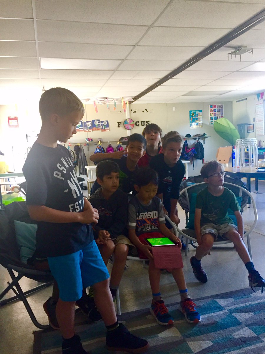 emily_goold's tweet photo. Playing a friendly game of Kahoot, "garçons contre les filles", to reinforce learned vocabulary on "l'été". #oscbFSL #kahoot https://t.co/Cf1Rag4pjP