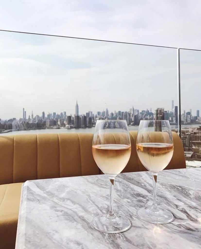 bridgelanewine's tweet photo. Probably THE best view of the Manhattan skyline and Bridge Lane Rosé by the glass. Westlight @thewilliamvale, we're obsessed. ✨✨#thewilliam… https://t.co/WtKU9YQfFz