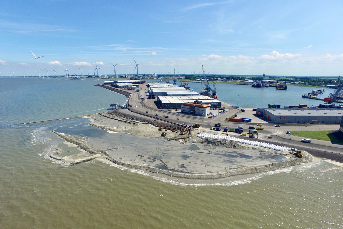 Indrukwekkende verandering waterfront #Delfzijl! Opspuiten kwelderlandschap buitendijks in volle gang! @Gem_Delfzijl <a href="/GroningerHavens/">Groningen Seaports</a>