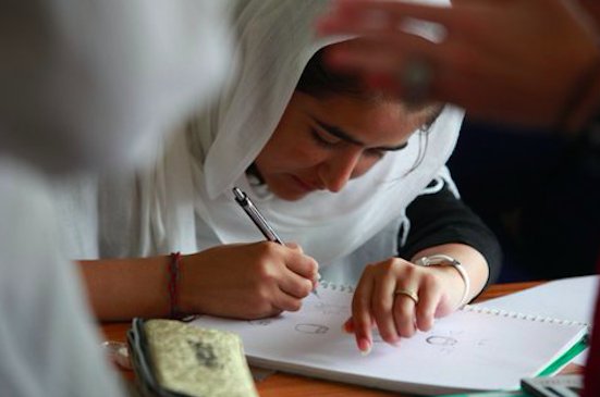 FutureBrill's tweet photo. A @FutureBrill trainee designing pendants for Aayenda Jewelry Co-operative #4change #FemaleFounders #fairtrade #FemaleEntrepreneur #design https://t.co/48ilEZ5u7u