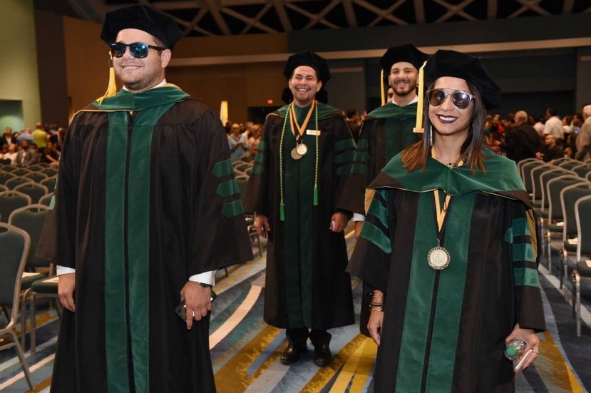 Metro_PR's tweet photo. Rompen la curva los graduandos de Ciencias Médicas https://t.co/brxkXyB6sX https://t.co/VEasOch5Ri