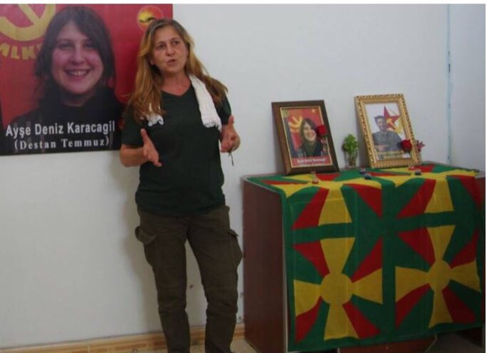 "Kızım Türkiye Devletine karşı savaştı" demiş kırmızı terörist annesi... Çaput üzerindeki sarı haç kim olduğunuzun kanıtı zaten...