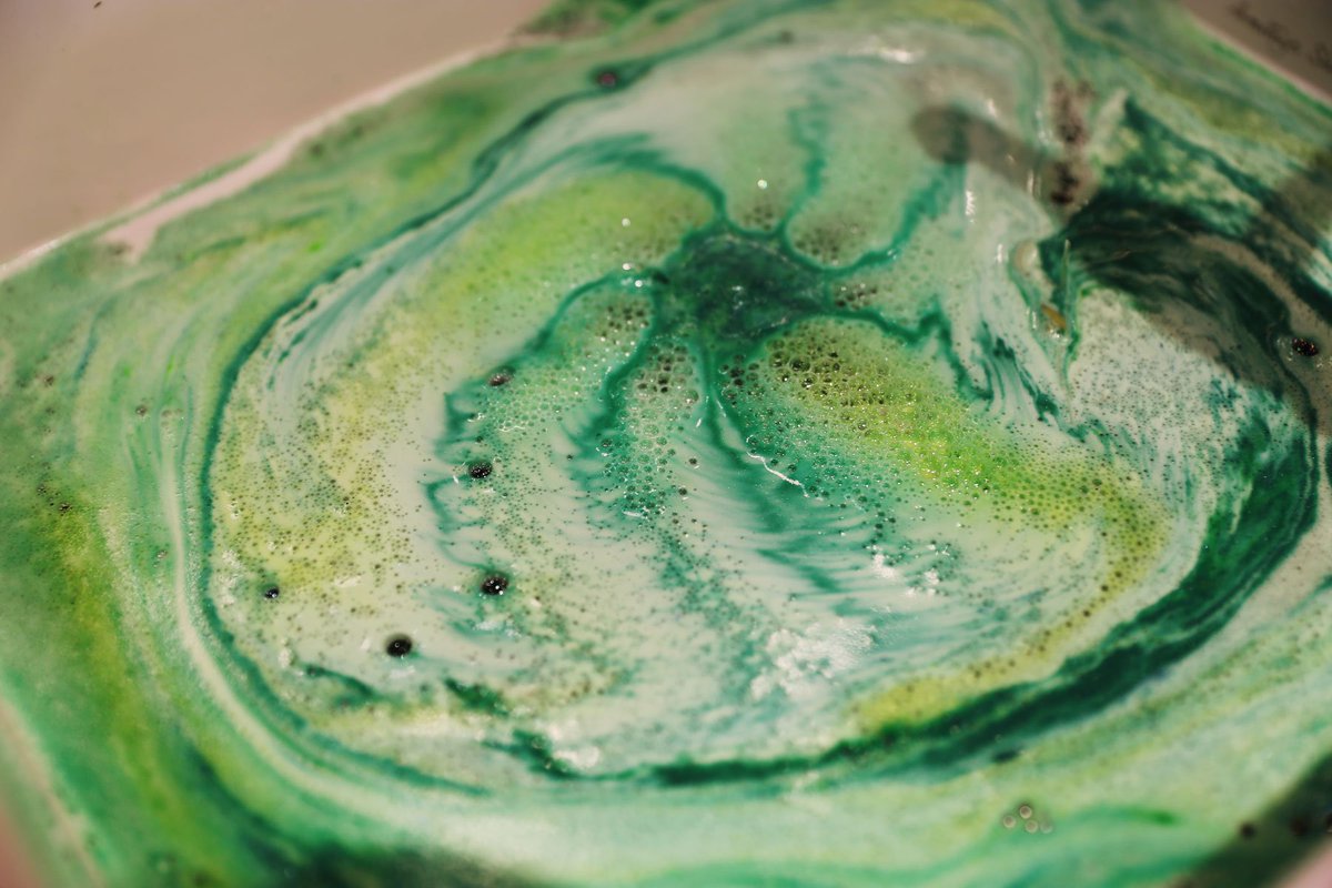 LushOxfordSt's tweet image. Now this is some true #bathart so much love for this earthy oakmoss and cypress oil #bathbomb #guardianoftheforest