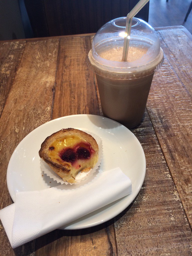 SarahOverin's tweet photo. A little treat on a busy hot day #raspberrynata #chocolatefrappe #earlsfield #derosier https://t.co/LKFo4lijDA