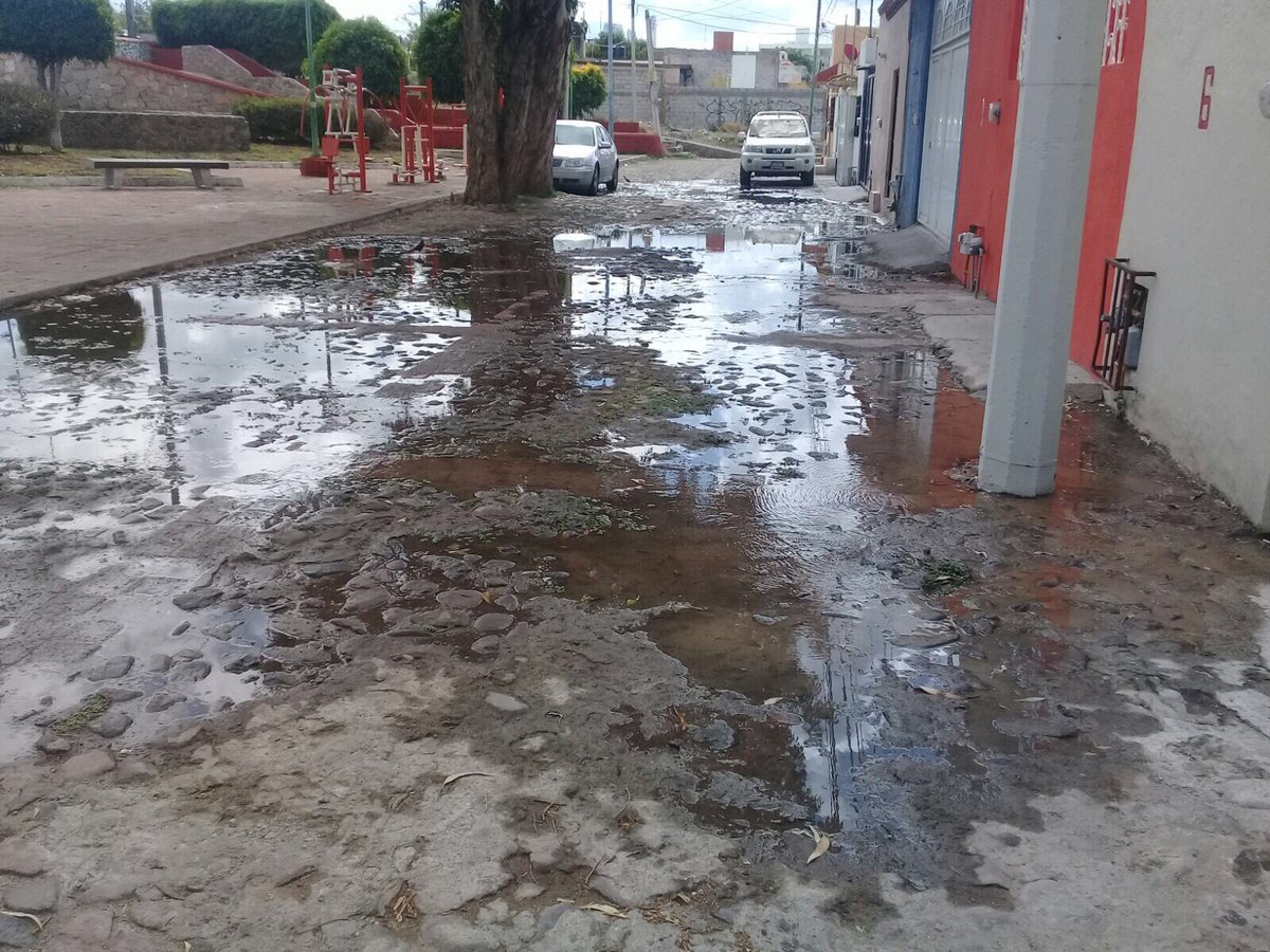 DCHistorico's tweet photo. Reporte de fuga de agua en la Col. Margaritas en la calle Sección A5-B @cea_qro @CEAservcliente https://t.co/4TxrsQFDo9