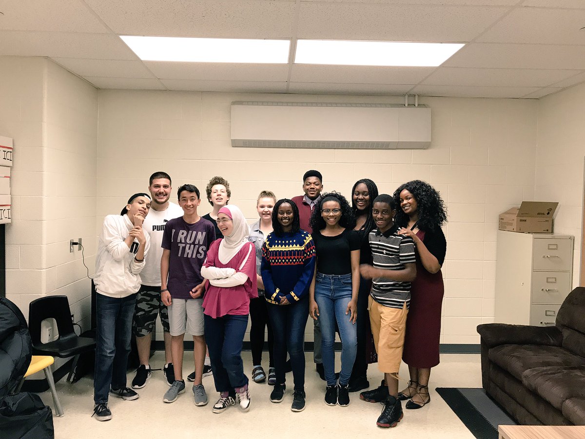 CoreyCSV's tweet photo. Le nouveau conseil des élèves de @ESRonaldMarion est prêt pour la prochaine année scolaire. L'êtes-vous?🗳🎊 #énergieinvincible @CSViamonde https://t.co/bLlaLgV3C0