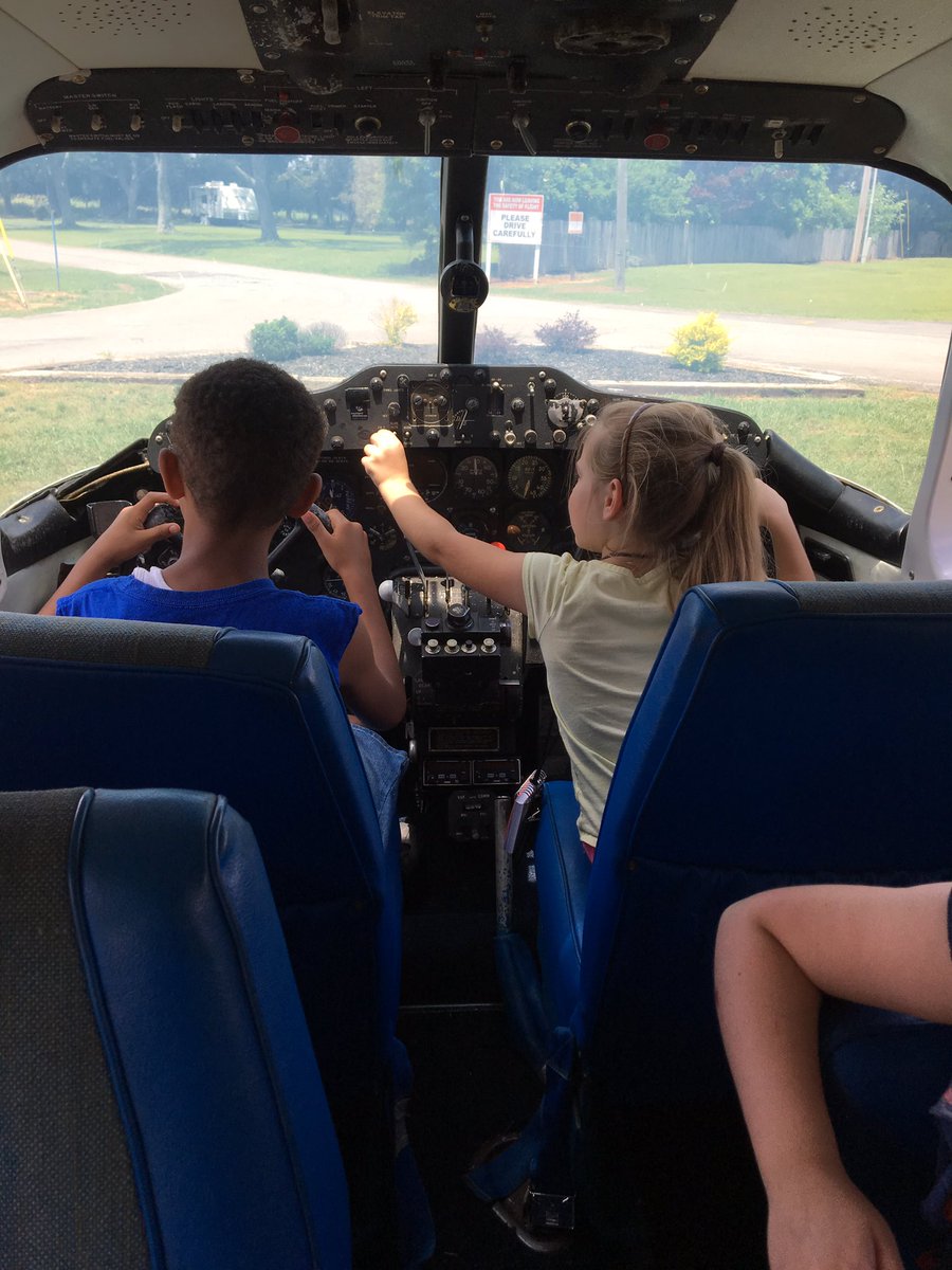 LaurenBBell's tweet photo. Future pilots here! @NashFlight #howellhornets #fieldtrip https://t.co/w6C5vfsjqh