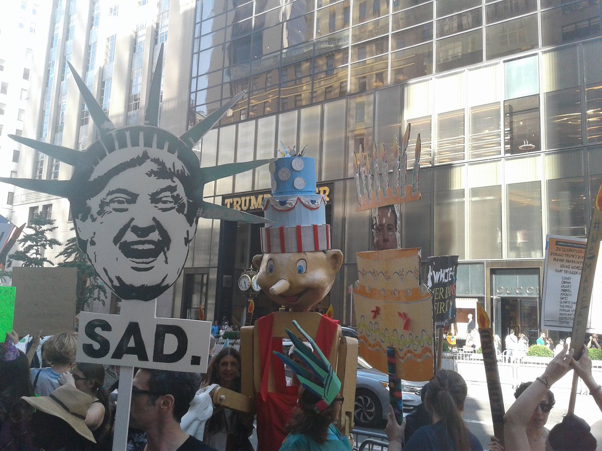 bring_him_down's tweet photo. #SadBirthday protest outside Trump Tower NYC @riseandresistny #WeMakeAmerica #ARTISTMARCH #Resistance https://t.co/QDJjvua0ai
