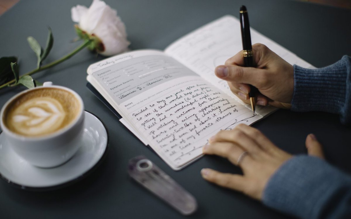 Leafly's tweet photo. Check out the following tips and tricks to make keeping a #cannabis journal as easy as updating your status. https://t.co/AAxli6FK73 https://t.co/u1gWFj2Pl1