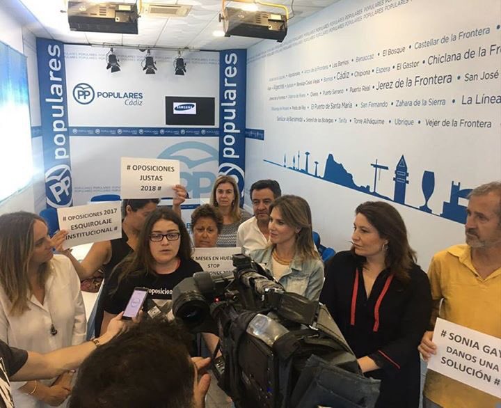 marifrangr's tweet photo. Hoy con @CarmenCrespoPP @AnaMestrePP y los compañeros @ppcadiz reclamando aplazamiento oposiciones conservatorios https://t.co/oBWoubXZxD