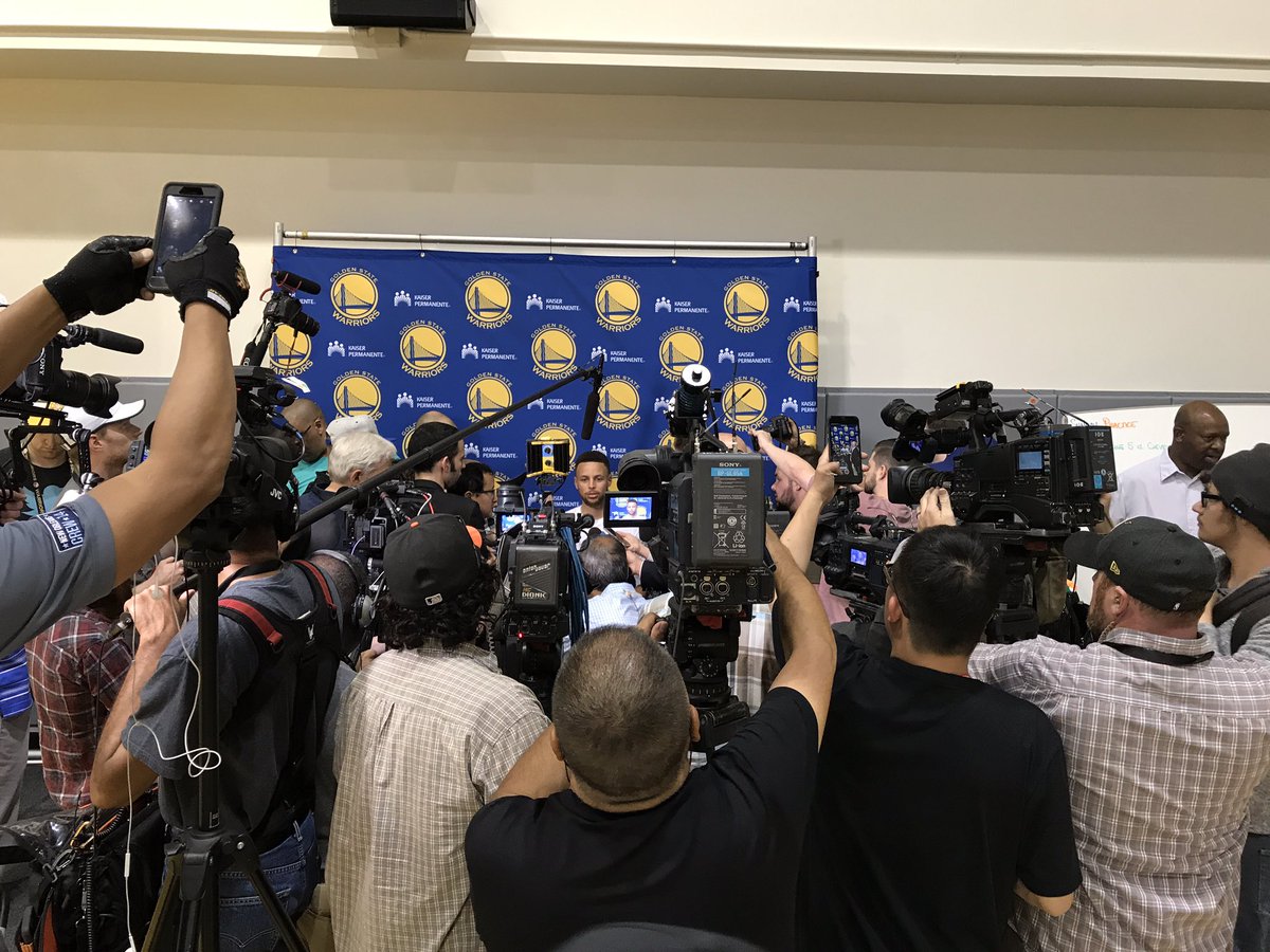warriors's tweet photo. Still a popular guy. https://t.co/qEty2ASb4U
