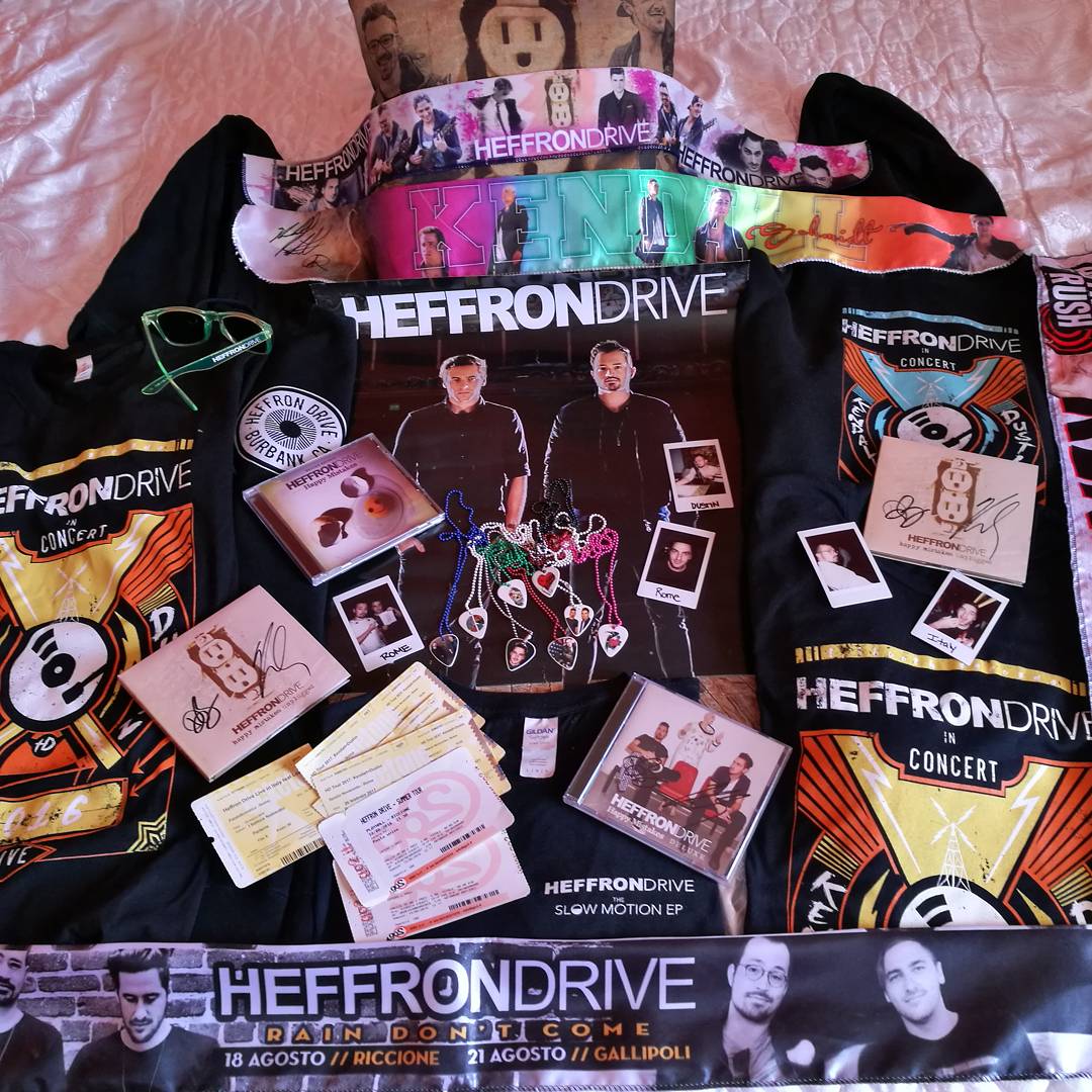 Fabiana_80_'s tweet photo. What do you think? I'm not a good fan? 
I love #HeffronDriveMerch 😍😍😍 @HeffronDrive @dbeltwrites @kevingschmidt @YUMAPIG1 @TOLboothRecords https://t.co/vFDYuCgqNC