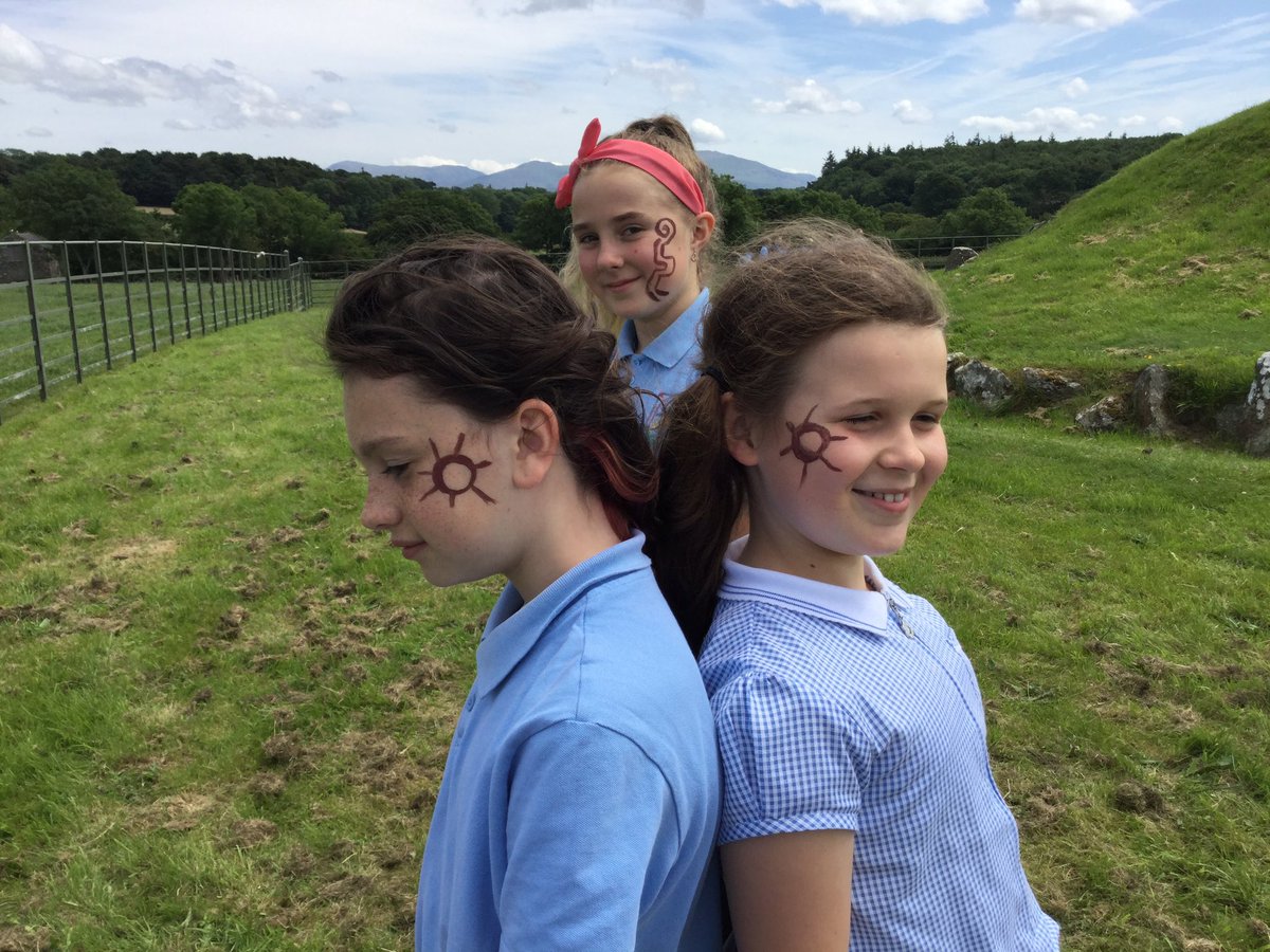 ysgolfali's tweet photo. Enjoying a workshop with @cadwwales / Disgyblion yn mwynhau gweithdy gyda #cadw https://t.co/nVdryr9aec