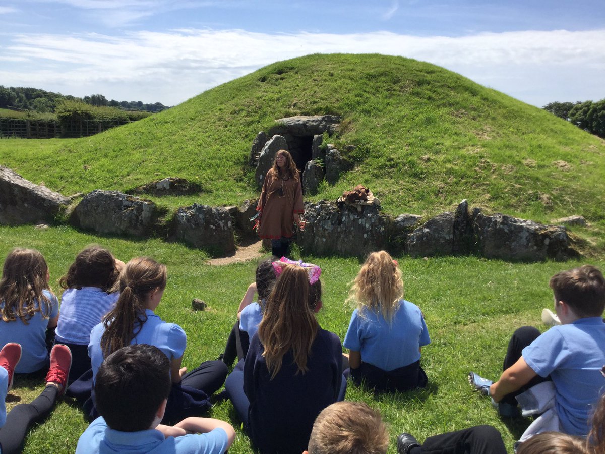 ysgolfali's tweet photo. Enjoying a school trip to Bryn Celli Ddu learning about the Neolithic / Allan ar drip ysgol ac yn dysgu am y neolithig @cadwwales #Anglesey https://t.co/O1XyPsm6O1