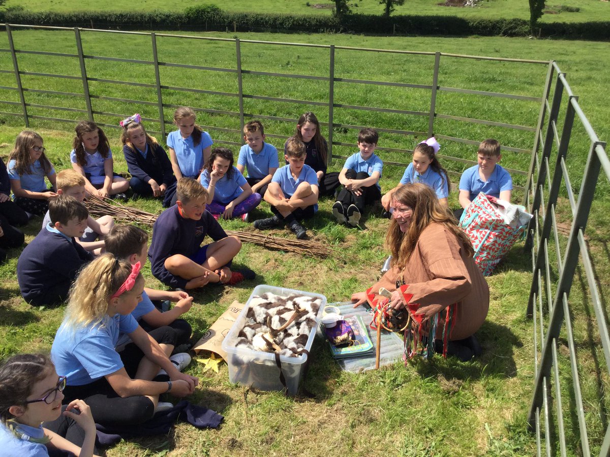 ysgolfali's tweet photo. Enjoying a school trip to Bryn Celli Ddu learning about the Neolithic / Allan ar drip ysgol ac yn dysgu am y neolithig @cadwwales #Anglesey https://t.co/O1XyPsm6O1