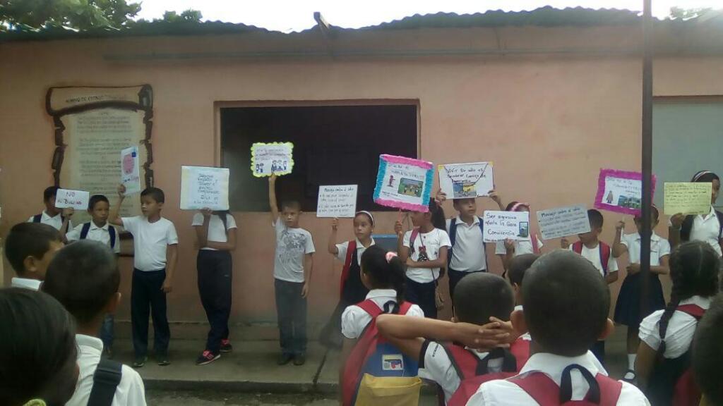 adi_cbittrujill's tweet photo. #TicEducativasPorLaPaz Así defienden nuestros niños del circuito 03 sus derechos https://t.co/UoufMEdB6K