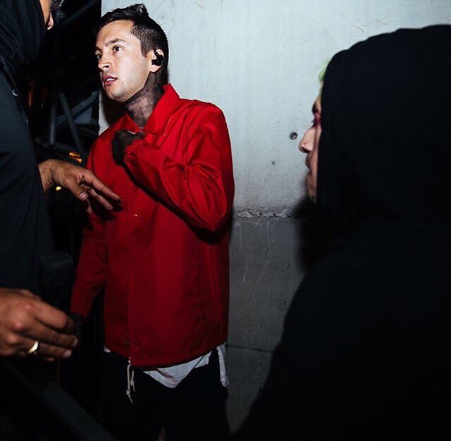 atcmicbomb's tweet image. ( --
   loaded gun,
      bite the bullet. -- )