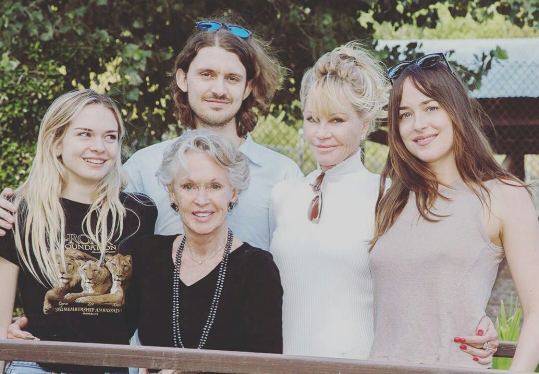 50shades_gt's tweet photo. IG melanie_griffith57: FAMILY FIRST ❤❤❤❤
UP 06/11/17
#DakotaJohnson #AlexanderBauer
#StellaBanderas #TippiHedren https://t.co/2TgGkpUYtG