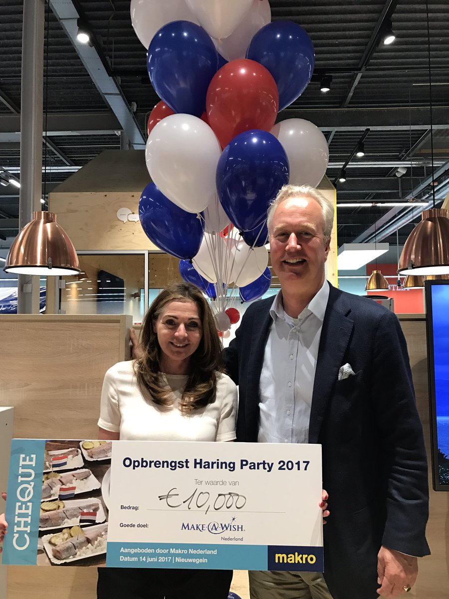 Tijdens de druk bezochte #haringparty bij #Makro Nieuwegein reikte Kef van Helbergen een cheque uit aan <a href="/JJVerburg/">J Verburg</a> van <a href="/MakeAWishNL/">Make-A-Wish NL</a>