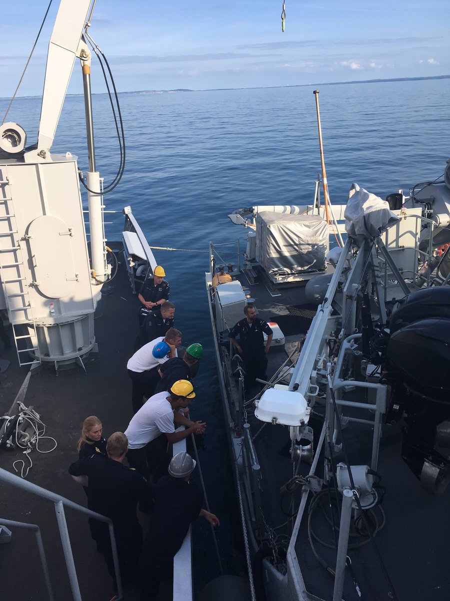 RikWoertman's tweet photo. HNLMS Vlaardingen alongside to deliver recoverd ex-mines to HNLMS Mercuur #BALTOPS2017 @kon_marine @C_VLRD #zrmsmercuur https://t.co/tVry8yfpXR