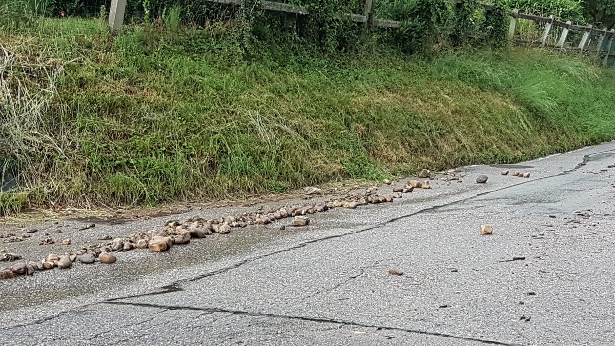 BenjaminCrewz's tweet photo. Des pierres plus grosses que des balles de tennis. D20 Ste Hélène du Lac dir. La Chavanne. #Meteo73 @VISOV1 https://t.co/rYxKJMXMHy