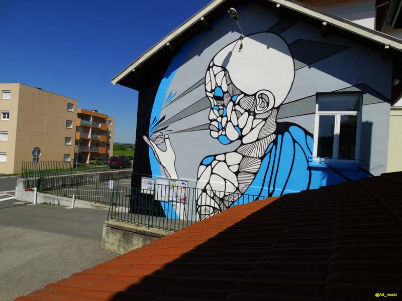 Art_mural's tweet photo. #RocheLaMolière #Loire #streetart peinture fraîche lors festival #SAFIR2017 par #KGMShepa sur un mur d'école + ici : https://t.co/0WcqxsJpqX https://t.co/HXM7qjVVy2