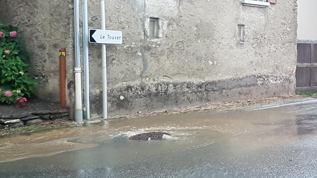 BenjaminCrewz's tweet photo. Legers débordements au Bourg de  Ste Hélène du Lac #Meteo73 @VISOV1 https://t.co/bIRqQLYJ5z